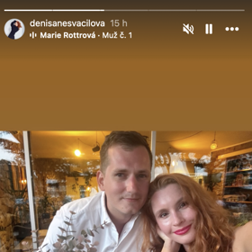 Denisa Nesvačilová je vedle partnera šťastná.