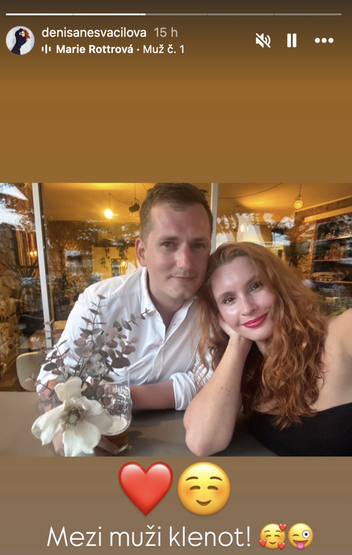 Denisa Nesvačilová je vedle partnera šťastná.