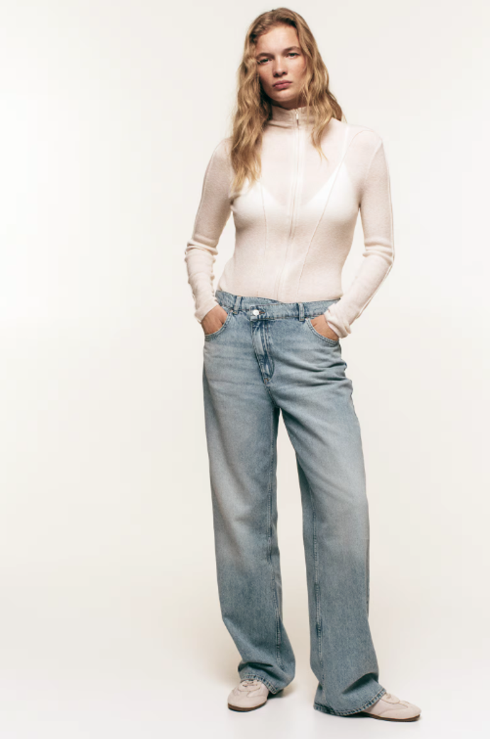Džíny straight s vysokým pasem H&M, 979 Kč Džíny straight s vysokým pasem H&M, 979 Kč