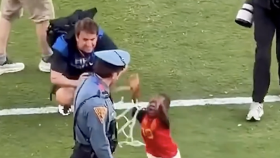 FOTO: Po policistovi házel utrhlou brankovou síť.