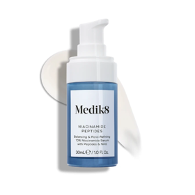 Sérum s 10% niacinamidem a peptidy Medik8, 1 600 Kč (30 ml), prodává Anna Brandejs
