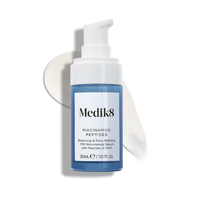 Sérum s 10% niacinamidem a peptidy Medik8, 1 600 Kč (30 ml), prodává Anna Brandejs
