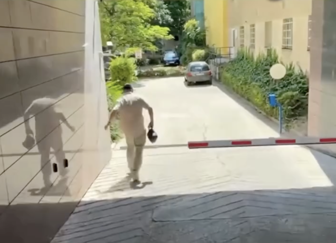 Šéf úřadu kličkoval ulicemi s taštičkou v ruce jako v akčním filmu.