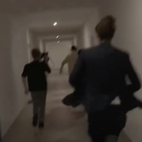 Kamera TV JOJ zachytila divokou honičku na chodbě úřadu.