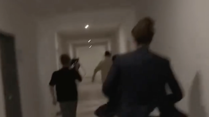 FOTO: Kamera TV JOJ zachytila divokou honičku na chodbě úřadu.
