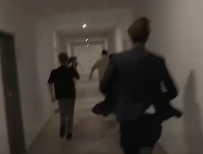 Kamera TV JOJ zachytila divokou honičku na chodbě úřadu.