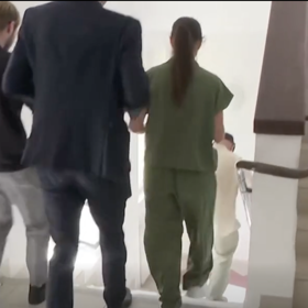Matúš Oľha při zběsilém úprku ze schodů před zvědavými novináři.