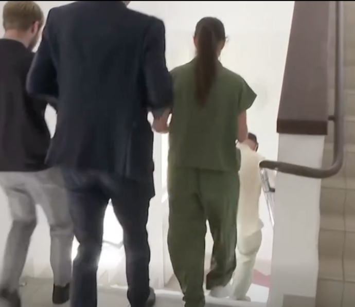 Matúš Oľha při zběsilém úprku ze schodů před zvědavými novináři.