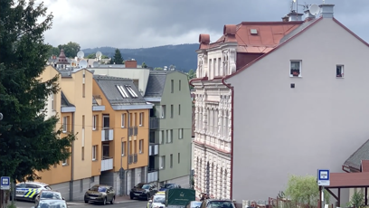 FOTO: Pohled na jabloneckou ulici, kde došlo k nepředstavitelné rodinné tragédii.