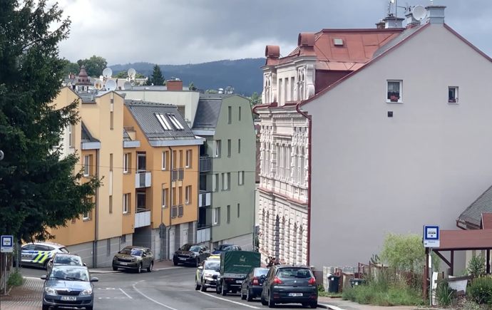 Pohled na jabloneckou ulici, kde došlo k nepředstavitelné rodinné tragédii.