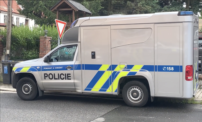 K bytovému domu dorazila i speciální výjezdová dodávka policie.