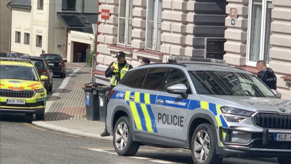 FOTO: Policisté střežili vchod do domu, v němž došlo k tragické vraždě dítěte.