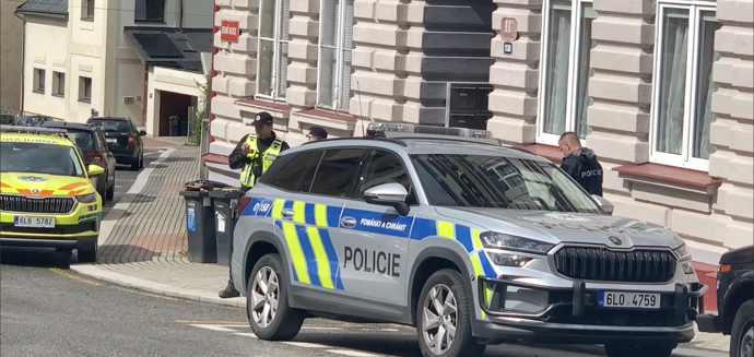 Policisté střežili vchod do domu, v němž došlo k tragické vraždě dítěte.