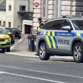 Oblast v okolí místa činu neprodyšně uzavřely policejní hlídky.