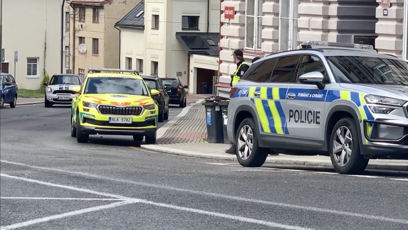 FOTO: Oblast v okolí místa činu neprodyšně uzavřely policejní hlídky.