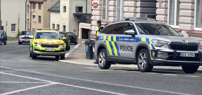 Oblast v okolí místa činu neprodyšně uzavřely policejní hlídky. 