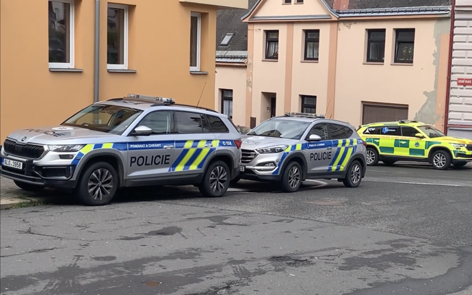 U domu v Jablonci nad Nisou zasahovalo několik policejních i záchranářských vozidel.