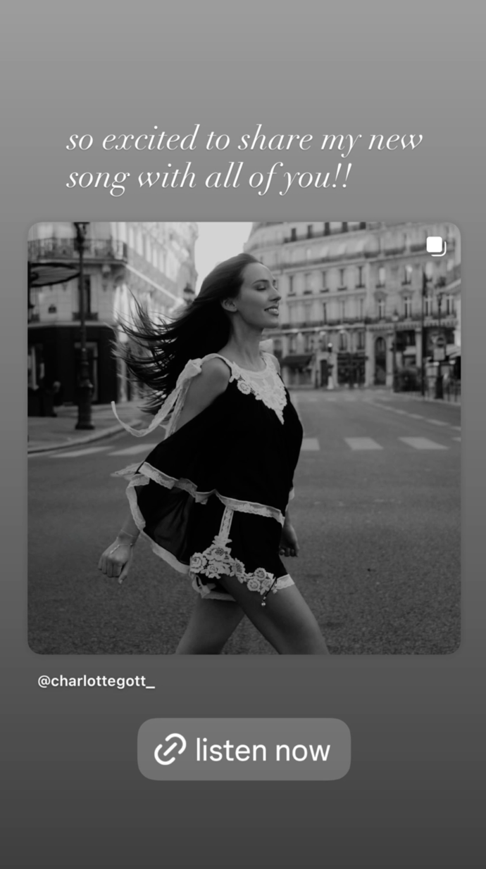 Radostnou novinku oznámila Charlotte na svém Instagramu, kde fanouškům okamžitě poslala i odkaz na poslechnutí novinky Paris.