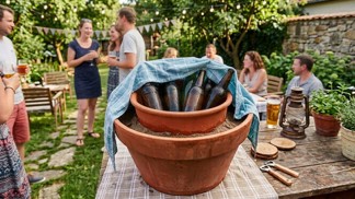 Chlaďte drinky po africku: Vyrobte si pouštní ledničku pomocí dvou květináčů. Zajistí vám osvěžující nápoje po celou párty 