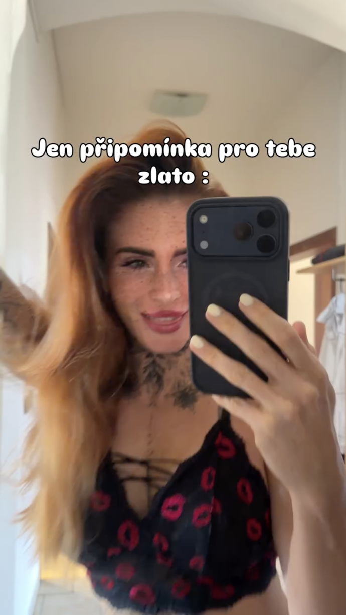 Hejtrům se po útocích na svůj vzhled vysmála do obličeje.