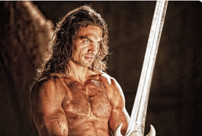 Jason Momoa jako Barbar Conan.