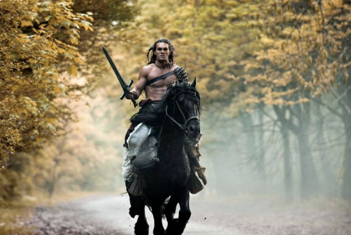 Jason Momoa jako Barbar Conan.