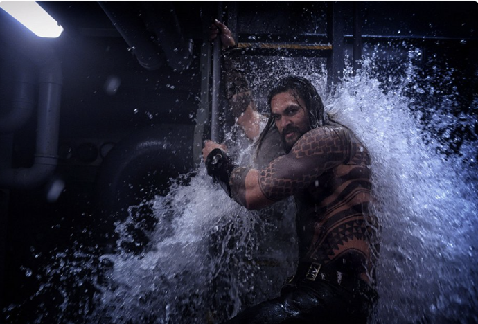 Jason Momoa v kultovním Aquamanovi.