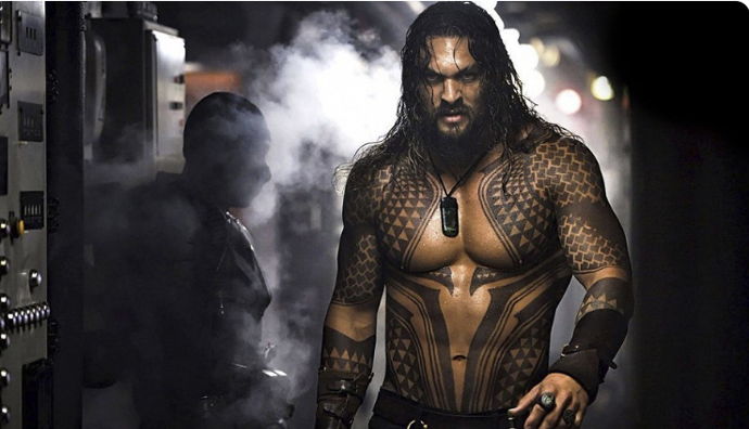 Jason Momoa v kultovním Aquamanovi.