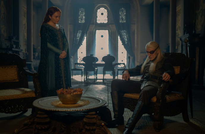 Olivia Cooke a Ewan Mitchell ve třetí řadě seriálu Rod Draka.