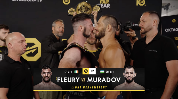 Při prvním okamžiku face-to-face by se napětí mezi oběma zápasníky dalo krájet.