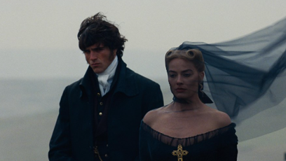 FOTO: Margot Robbie a Jacob Elordi ve filmu Bouřlivé výšiny.