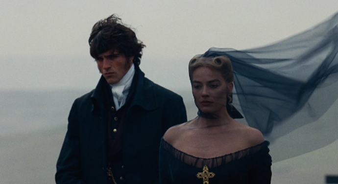 Margot Robbie a Jacob Elordi ve filmu Bouřlivé výšiny. 