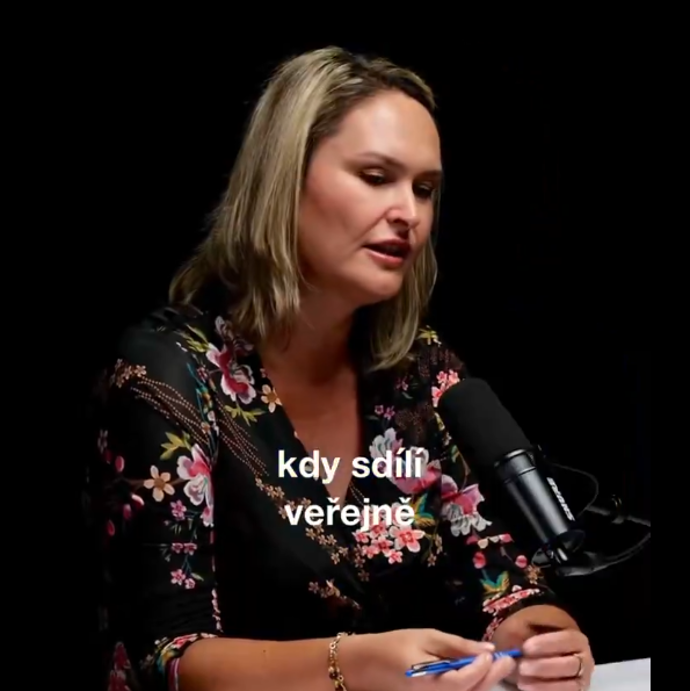 Nora Fridrichová si pozvala napadenou učitelku. 