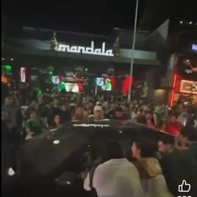 Lidé rozhoupali auto.