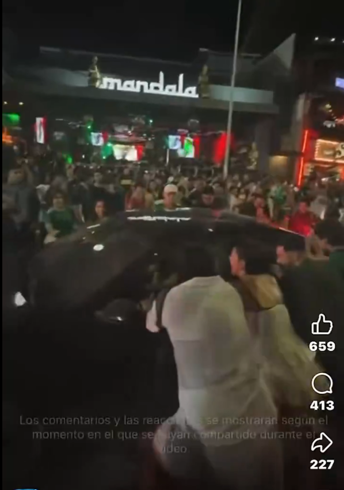 Lidé rozhoupali auto.