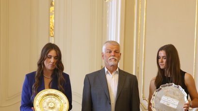 FOTO: Prezident si stoupal na špičky.