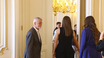 FOTO: Prezident ČR při odchodu ze salonku zavíral dveře a dal všem dámám přednost.