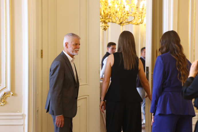 Prezident ČR při odchodu ze salonku zavíral dveře a dal všem dámám přednost.
