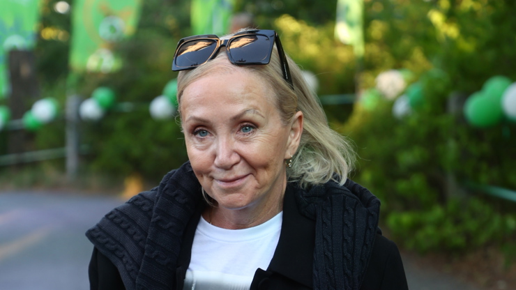 Bára Basiková dorazila s tričkem na kterém byl Jiří Bartoška.
