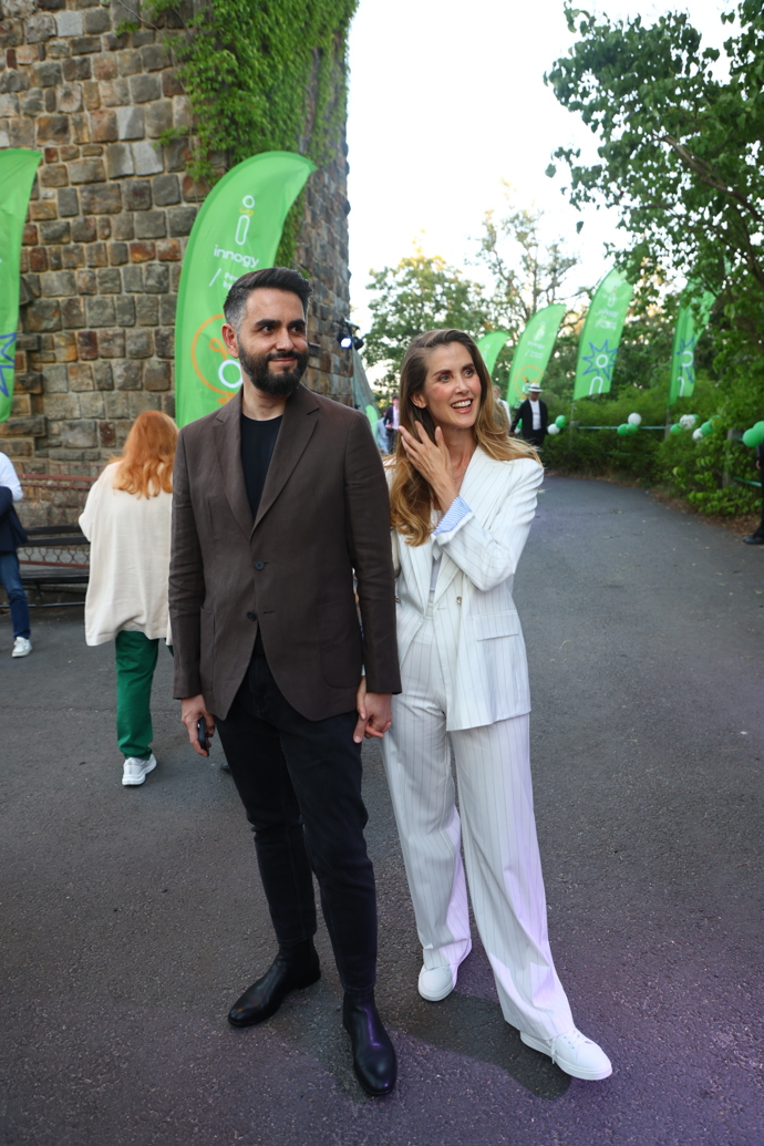 Jana Bernášková po boku partnera.