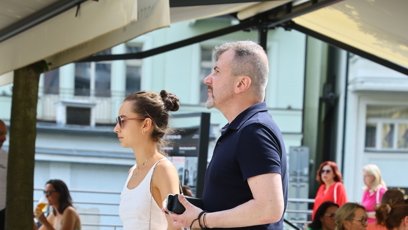 FOTO: Jakub Železný na vycházce po kolonádě s dcerou.