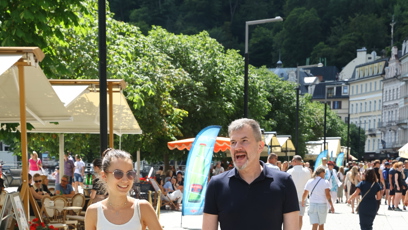 FOTO: Jakub Železný na vycházce po kolonádě s dcerou.