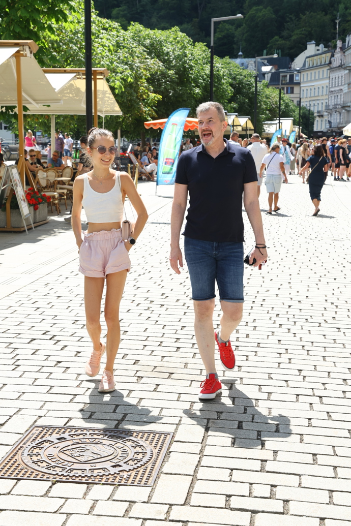 Jakub Železný na vycházce po kolonádě s dcerou.