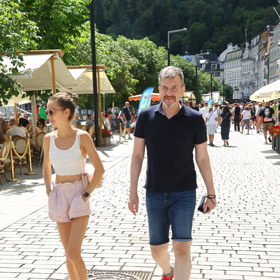 Jakub Železný na vycházce po kolonádě s dcerou.