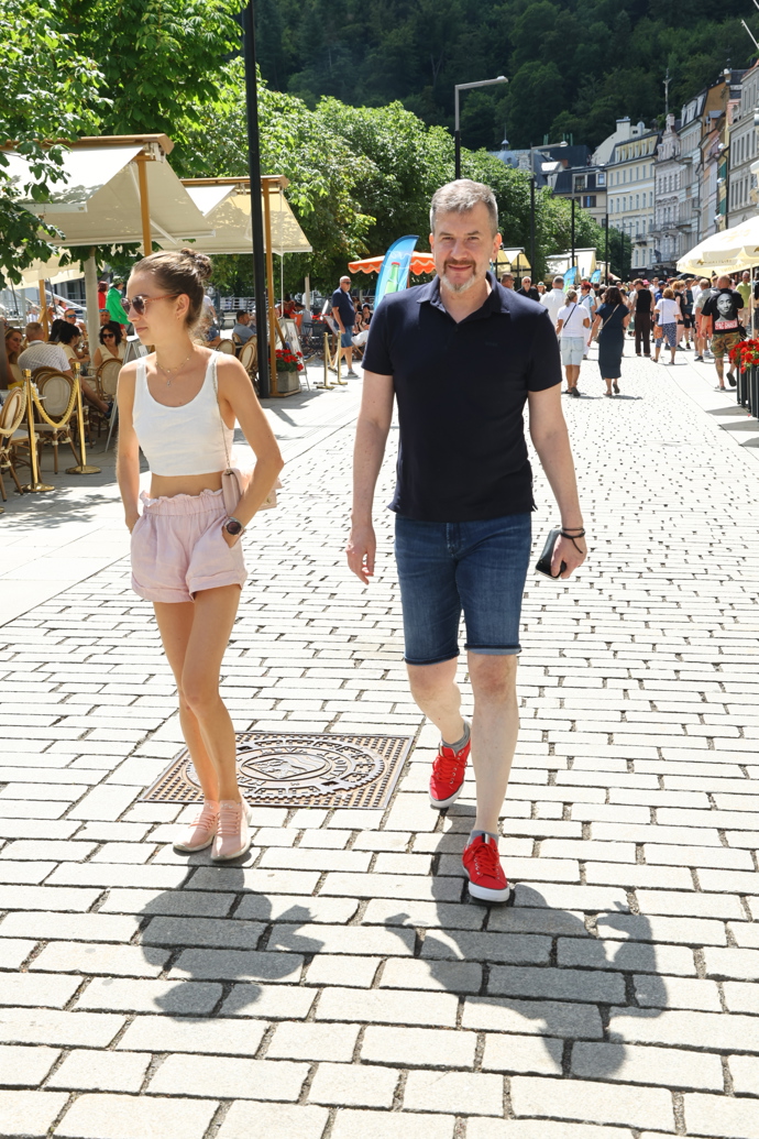 Jakub Železný na vycházce po kolonádě s dcerou.