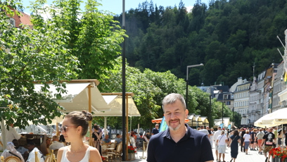 FOTO: Jakub Železný na vycházce po kolonádě s dcerou.