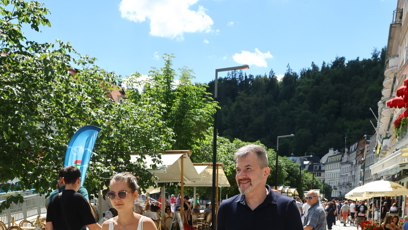FOTO: Jakub Železný na vycházce po kolonádě s dcerou.