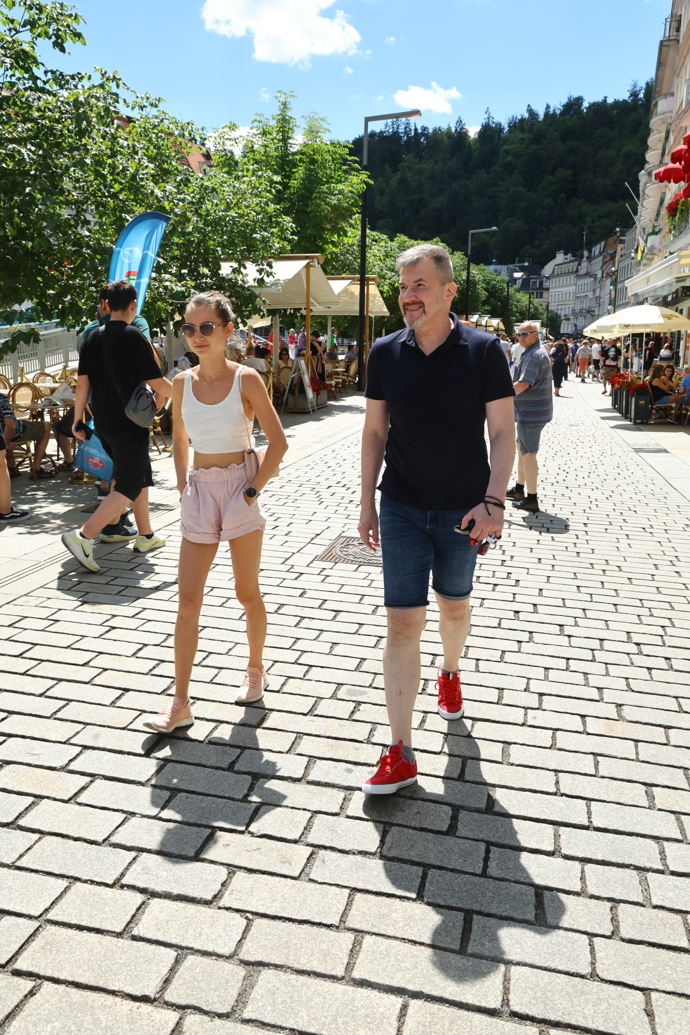 Jakub Železný na vycházce po kolonádě s dcerou.