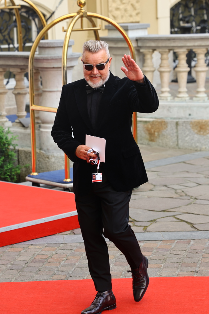 Miloš Pokorný celý v černém.