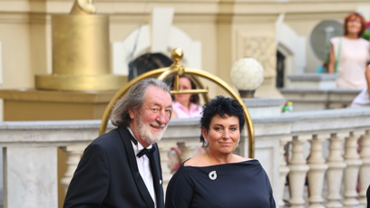 FOTO: Bolek Polívka míří s manželkou na červený koberec.